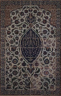 Fliesenpaneel mit Tchi-Wolkenmuster um ein zentrales Motiv eines Wildrosenstrauchs, vom Eingangsvorbau des Mausoleums von Salim II., Osmanli Sultan der Türkei, entworfen vom Architekten Sinan, im Bezirk der Hagia Sophia, Iznik von Turkish School