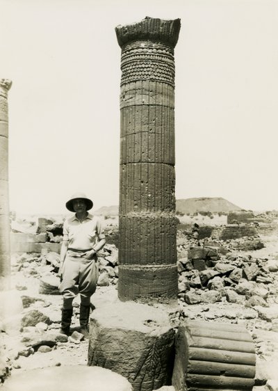 Säule mit dekorativen Reliefs, Tempelruinen im Großen Gehege, Musawwarat es Sufra, Sudan, Fotografie von Ugo Monneret de Villard von Ugo Monneret de Villard