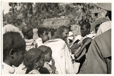 Männer, Frauen und Kinder in Axum, Äthiopien, Fotografie von Ugo Monneret de Villard von Ugo Monneret de Villard