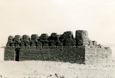 Ruinen der Kirche nahe dem Nil, Adendan, Ägypten, Fotografie von Ugo Monneret de Villard von Ugo Monneret de Villard