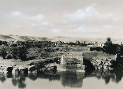 Blick auf die Insel Elephantine mit dem Nil, Ägypten, Foto von Ugo Monneret de Villard von Ugo Monneret de Villard