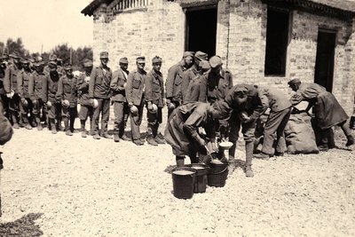 Österreichische Gefangene in Bagnaria Arsa, Udine, Italien, 02.04.1916 von Ugo Ojetti