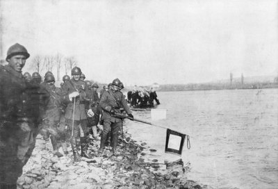 2. Marokkanische Division taucht ihre Fahnen in den Rhein, Huningue, Elsass, Frankreich, 21. November 1918 von Unbekannt