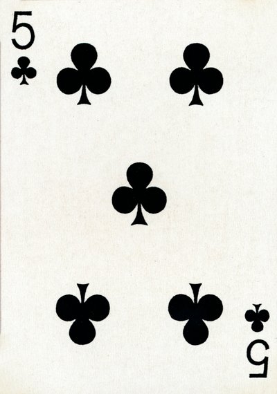 5 der Klubs aus einem Kartenspiel von Goodall & Son Ltd., ca. 1940 von Unbekannt
