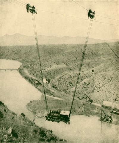 Eine Bauunternehmermaschine wird über eine Schlucht geschwenkt, Rio Grande River, New Mexico, 1930 von Unbekannt