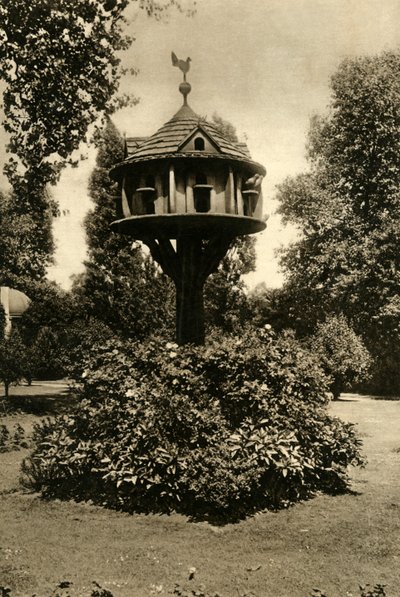 Ein Taubenschlag - im Garten der verwitweten Marquise von Bute, St. Johns Lodge, Regents Park, 1920 von Unbekannt