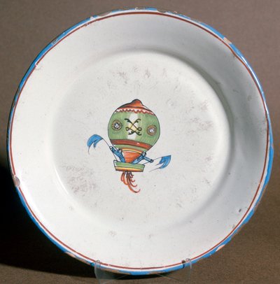 Ein französischer Fayenceteller mit Aeronauten mit Flaggen, 1785 von Unbekannt