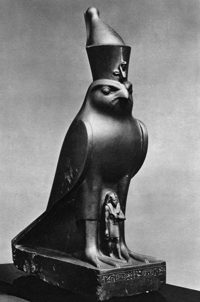 Ein Horusfalke mit König Nectanebo I. 380 v. Chr.-362 v. Chr., ca. 370 v. Chr. 1936 von Unbekannt