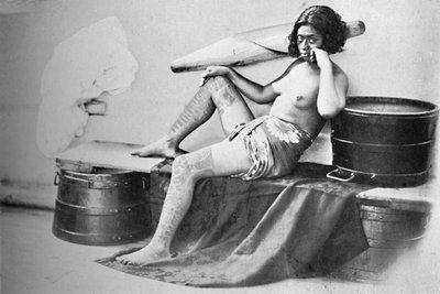 Eine Marquesa-Frau mit vollständig tätowierten Unterschenkeln von Unbekannt