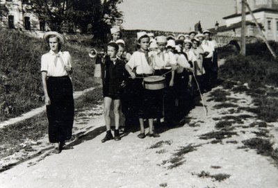 Eine Pioniergruppe im All-Union Young Pioneer Camp Artek, Gurzuf, Krim, UdSSR, 1930er Jahre von Unbekannt