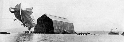 Ein Zeppelin fährt in seinen schwimmenden Schuppen, ca. 1900 von Unbekannt