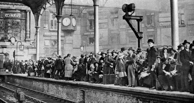 Eine Menschenmenge am Feiertag wartet auf einen Zug nach Margate, London, 1926-1927 von Unbekannt