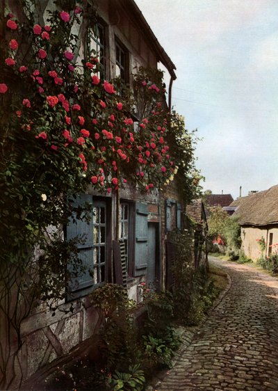 Eine gepflasterte Straße in Gerberoy, Frankreich, 1938 von Unbekannt