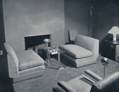 Eine Gruppe am Kamin in einem von Russel Wright entworfenen Wohnzimmer von Unbekannt