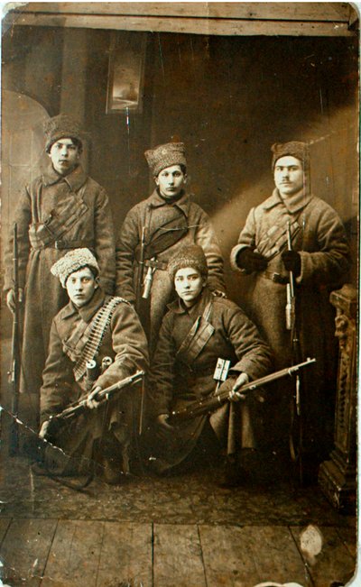 Eine Gruppe von Soldaten der Roten Armee vor dem Abmarsch an die Front, Petrograd, Russland von Unbekannt