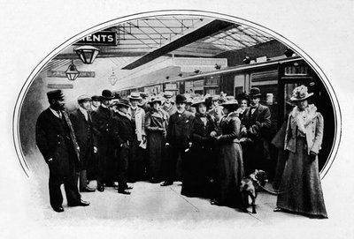 Eine Theatergruppe startet auf Tour, Euston Station, London, um 1900 von Unbekannt