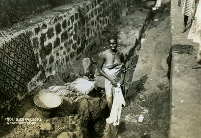 Eine Wäscherin, Sierra Leone, 20. Jahrhundert von Unbekannt