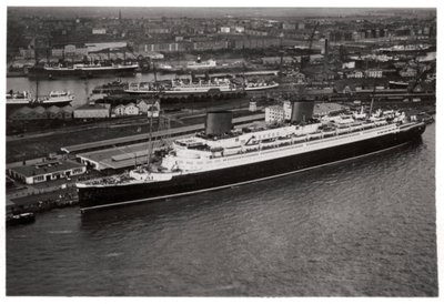 Luftaufnahme des Bremer Hafens, Deutschland, und des Liners Europa, von einem Zeppelin, ca. 1931 1933 von Unbekannt