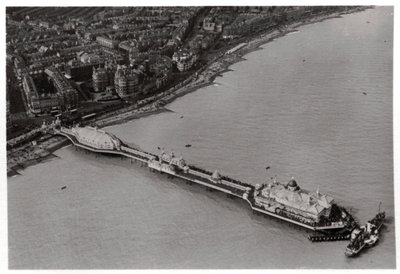 Luftaufnahme von Eastbourne, Sussex, aus einem Zeppelin, 1931-1933 von Unbekannt