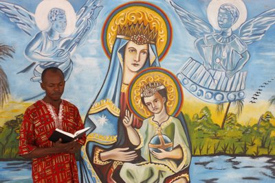 Afrikanischer Mann liest die Bibel, Togo Ville, Togo von Unbekannt