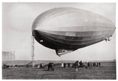 Luftschiff LZ127 Graf Zeppelin vertäut in Loewental, Deutschland, 1933 von Unbekannt