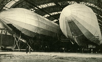 Luftschiffe im Hangar, Erster Weltkrieg, 1914 von Unbekannt
