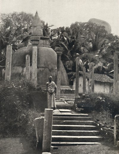 Ambatthala Dagoba in Mihintale, Ruhestätte der Reliquien des Mahinda, erbaut 275 v. Chr., 1926 von Unbekannt