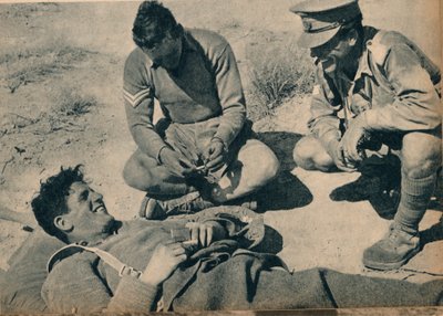 Sanitäter mit einem verwundeten Panzerabwehrschützen, ca. 1942-1944 von Unbekannt