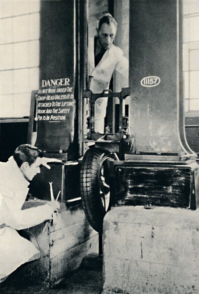 Ein Aufpralltest im Dunlop-Testhaus, 1937 von Unbekannt