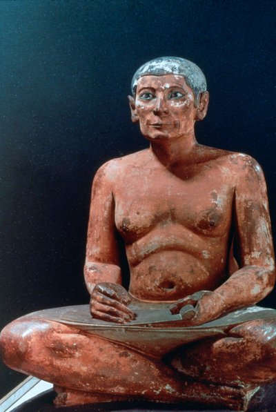 Alte ägyptische Figur eines sitzenden Schreibers, 25.-24. Jahrhundert v. Chr. von Unbekannt