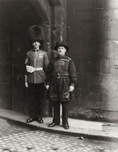 Alt und Neu am Tower of London von Unbekannt