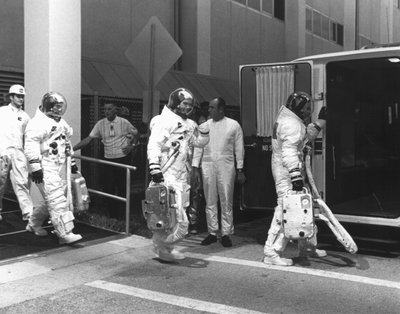 Apollo 11 Crew beim Anziehen der Raumanzüge für den Countdown-Demonstrationstest von Unbekannt