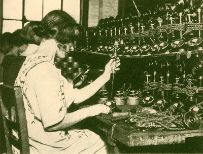 Zusammenbau der neuen automatischen Telefone zur Verteilung an Abonnenten von Unbekannt