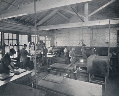Bei der Arbeit in der Gießerei. Herstellung von Wachsmatrizen der Seiten, 1917 von Unbekannt