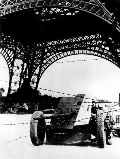 Stacheldraht und Panzerabwehrkanone unter dem Eiffelturm, deutsch besetztes Paris, 1940-1944 von Unbekannt