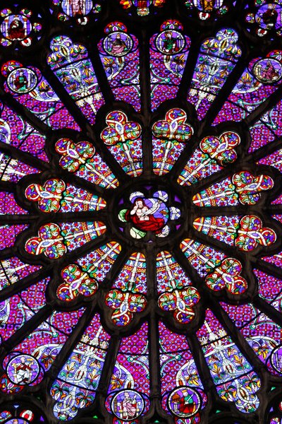 Basilika von St. Denis, Nordquerhaus, Buntglasfenster (ein Detail), Rosettenfenster über dem mittleren Tor, Saint-Denis, Frankreich von Unbekannt