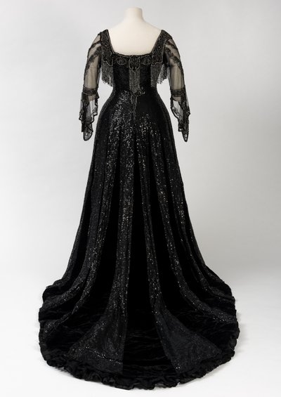 Schwarzes Abendkleid getragen von Königin Alexandra, mit Perlen- und Paillettenverzierung, hergestellt von Barolet of Knightsbridge, London 1908-1910 von Unbekannt