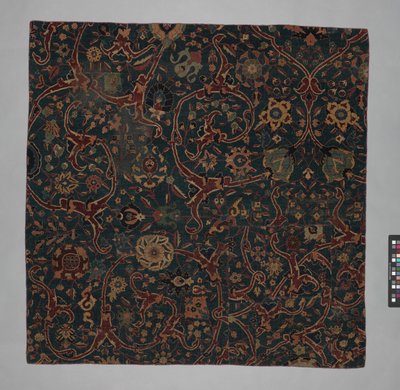 Blaugrundiger Teppichfragment mit rankenden Blumenranken von Unbekannt