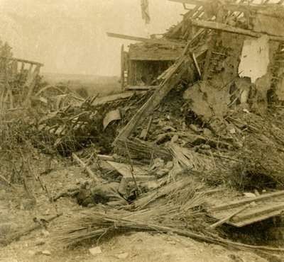 Bombardiertes Gebäude, Leiche eines toten Soldaten im Vordergrund, 1916 von Unbekannt