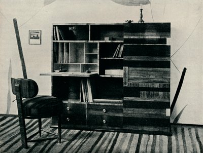 Bücherregal und Stuhl. Entworfen und ausgeführt von Hans Hartl, um 1927 von Unbekannt