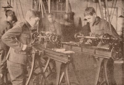 Jungen des Bradfield College stellen Granatenteile her, Berkshire, ca. 1916 von Unbekannt