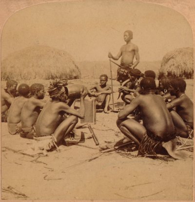 Krieger eines Zulu-Dorfes halten einen Rat ab, nahe dem Umlaloose-Fluss, Zululand, S.A., 1901 von Unbekannt