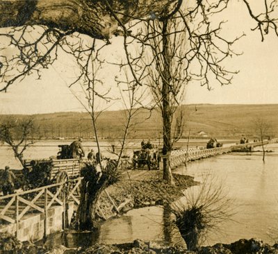 Brücke über die Maas bei Dugny, Nordfrankreich, um 1914-1918 von Unbekannt