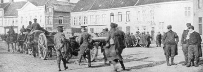 Britische pferdegezogene Artillerie in einem belgischen Dorf, August 1914 von Unbekannt