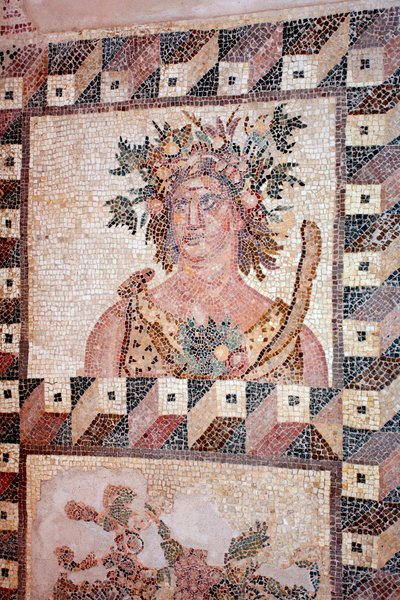 Büste des Frühlings - Detail des Vier-Jahreszeiten-Panels - Paphos-Mosaiken, Haus des Dionysos - Ende des 2. Jahrhunderts n. Chr. - Zypern - Personifikation des Frühlings - Detail des Mosaiks der vier Jahreszeiten - Mosaiken von Paphos, Haus des Dionysos - von Unbekannt