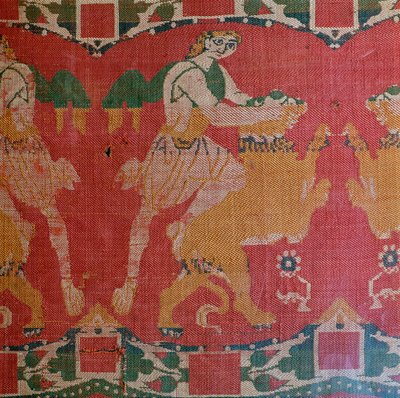 Byzantinische Seide mit einem Motiv eines Helden und Löwen von Unbekannt