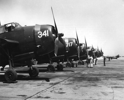 Trägergestützte Flugzeuge werden mit dem Träger Langley an die Franzosen übergeben, 1951 von Unbekannt
