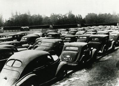 Von den Besatzern beschlagnahmte Autos, Vincennes, Paris, 1940-1944 von Unbekannt