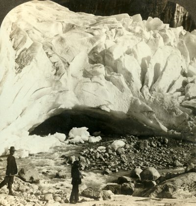Kavernöser Mund des riesigen Brigsdal-Gletschers, wo schmelzendes Eis Bergströme bildet, Norwegen, ca. 1905 von Unbekannt