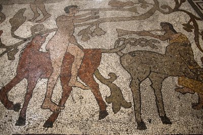 Zentrales Schiffs-Mosaik auf dem Boden des Otranto-Duomo: Reiter, Otranto, Italien von Unbekannt
